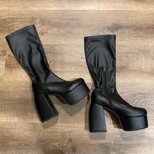 Black Leather Fitted Knee High Heeled Boots